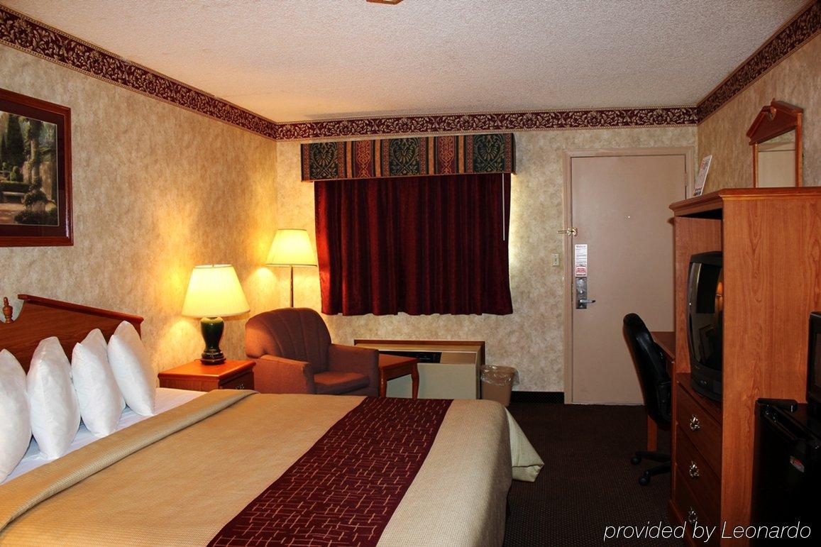 Days Inn & Suites By Wyndham Monroe Room photo