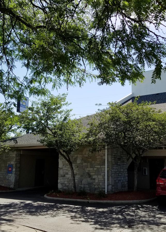 Days Inn & Suites By Wyndham Monroe Exterior photo